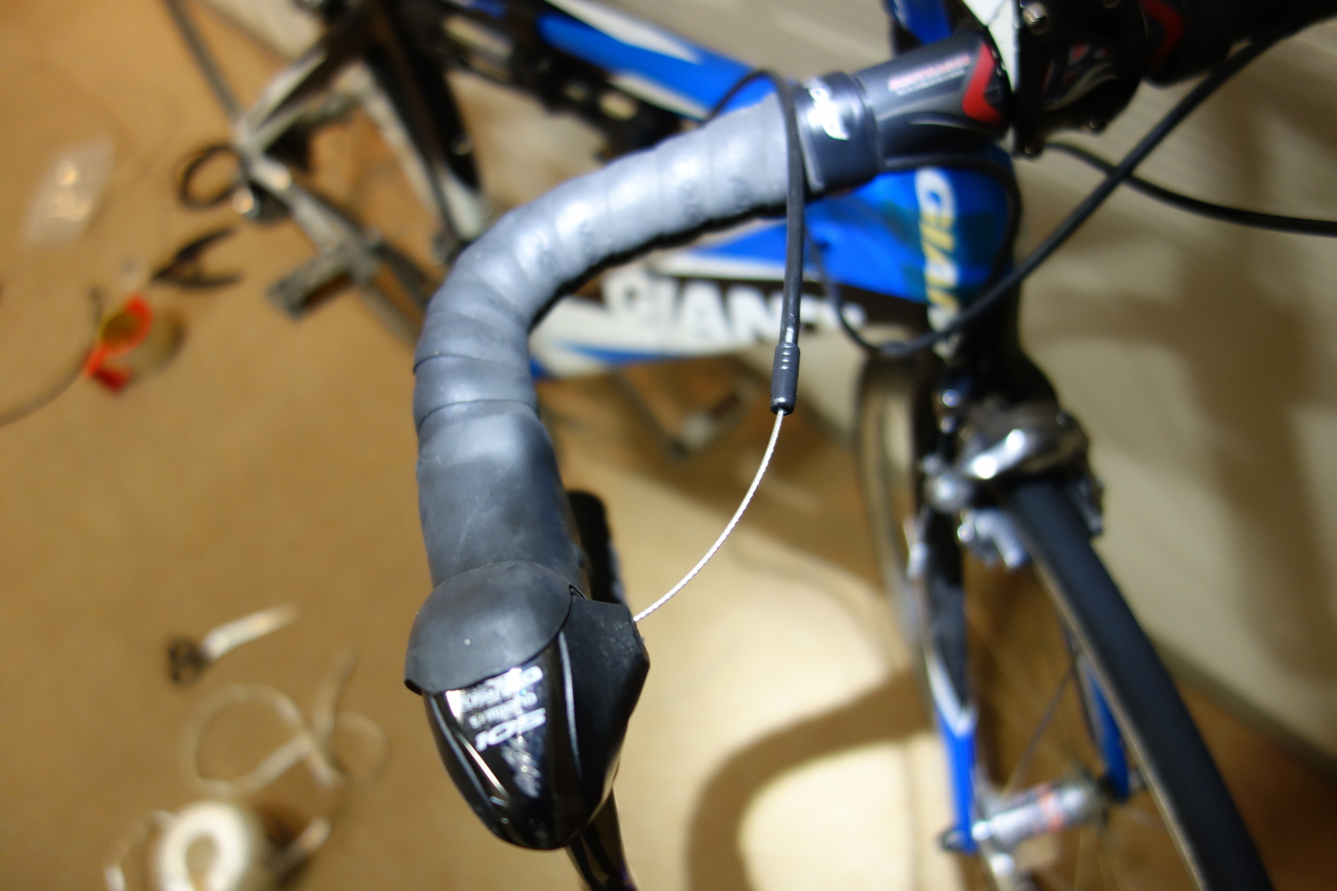 ギアチェンジできない原因 Fcr ロードバイクで内蔵タイプのインナーワイヤー交換のコツ 26歳からの会社以外で生きる道